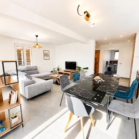 Maison Contemporaine Standing - 4 Chambres, Terrasse, & Espace